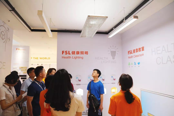 胜世华通团队走访2019年广州国际照明展览会