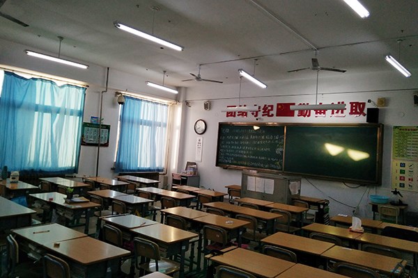 烟台某中学健康LED面板灯改造案例