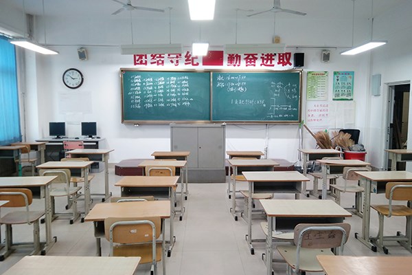 烟台某中学健康LED面板灯改造案例